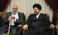 بوسه سید حسن بر پیشانی پدر شهید فهمیده