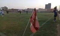 شاهکار در فوتبال خوزستان؛ لُنگ به جای پرچم کرنر!