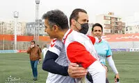 تقابل دیدنی علی کریمی و عادل در زمین فوتبال