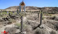 قبرستان با نماد چوبی