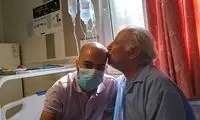 بوسه خواننده پیشکسوت بر پیشانی پسرش