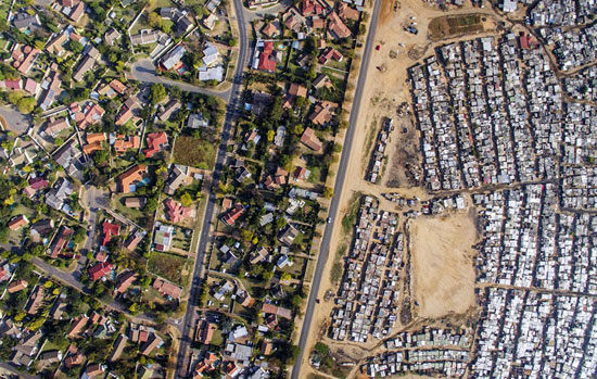 یک پهپاد تصاویر حیرت‌انگیز نابرابری در آفریقای جنوبی را ثبت کرد