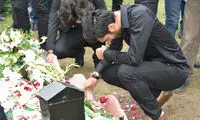 عکس: ملوانی ها بر سر مزار مهرداد اولادی