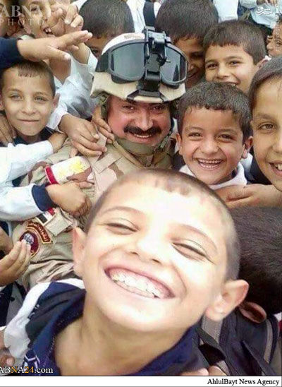 عکس سلفی بچه‌ های تکریت با سرباز عراقی
