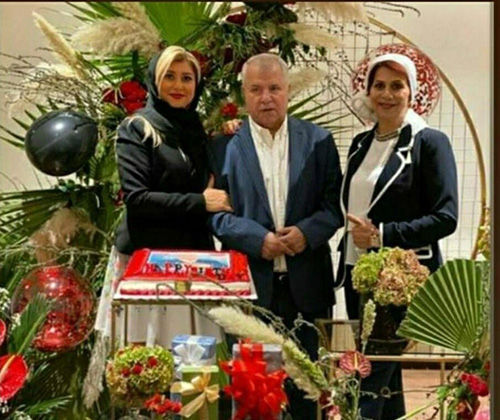 جشن تولد علی پروین در کنار همسر و دخترش