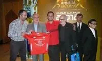 عکس یادگاری فتح‌الله‌زاده با پیراهن پرسپولیس