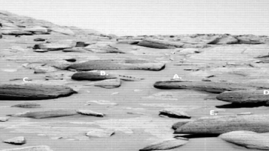تصاویر اشیاء عجیب در سطح مریخ که ساخت انسان نیست