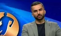 شعار هواداران عادل علیه میثاقی در مسابقه فوتبال 