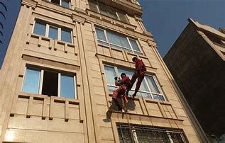 سقوط وحشتناک کارگر از طبقه دوم حین اجرای نمایش