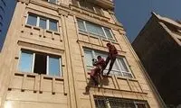 سقوط وحشتناک کارگر از طبقه دوم حین اجرای نمایش