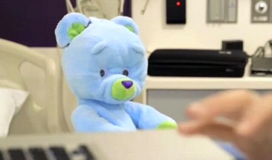بهبود کودکان بیمار با کمک خرس رباتیک