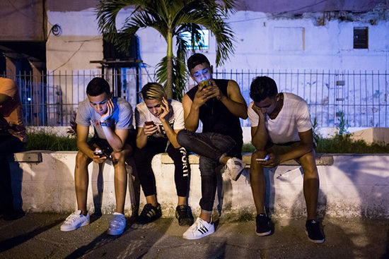 ارائه اینترنت موبایل به شهروندان کوبا