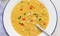 سوپ ذرت غلیظ و خامه‌ای با دو رنگ متفاوت