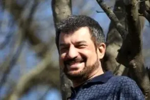 قاب بامزه محمود شهریاری در کنار نوه تازه‌متولدش