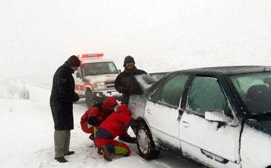 خودروهای بدون زنجیرچرخ در هراز زمینگیر شدند