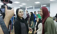 بازیگران زنِ سینما کنارِ قربانی اسیدپاشی