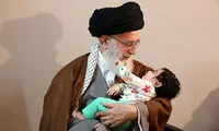 عکس: رهبر انقلاب در منزل شهید همدانی