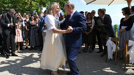 رقص پوتین در عروسیِ وزیر خارجه اتریش