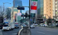اهتزاز پرچم ایران در خیابان تهرانِ سئول