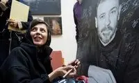 عکس: لیلا حاتمی در حال امضای عکس پدر