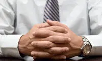 حالت دست ها هنگام صحبت با دیگران باید چگونه باشد؟