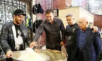 علی دایی و رضا گلزار پای دیگ نذری در شب عاشورا