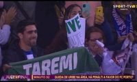 اشک شوق هوادار پورتو از دریافت پیراهن طارمی