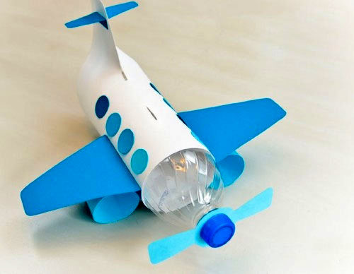 با بطری نوشابه برای پسر کوچولو هواپیما بسازید