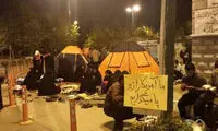 چادر زدن علیه ظریف مقابل مجلس +عکس