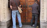 معضل ادرار‌ کردن مردان اروپایی در خیابان