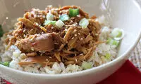 خوراک مرغ عسلی با سس سویا و برنج