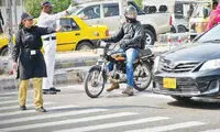 ورود پلیس زن به خیابان های پاکستان +عکس