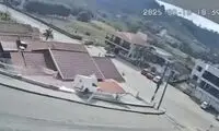 انحراف خودرو و سقوط روی خانه مسکونی