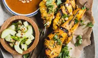 طرز تهیه چیکن ساتای با سس بادام زمینی