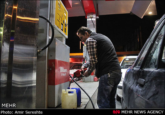 عکس: ازدحام بی سابقه مردم در پمپ بنزین