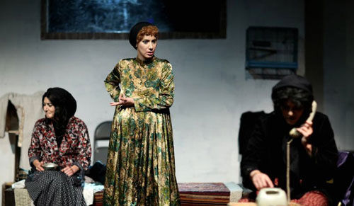 حسین کیانی: نامربوط ها در تئاتر دخالت می کنند