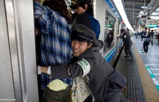 شغل عجیب در ژاپن؛ جا دادن مسافران مترو!