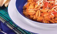 پاستاي لينگوئيني با سس قارچ