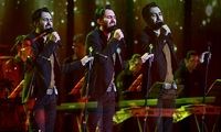 خواننده پاپ با چشمان بسته به صحنه آمد!