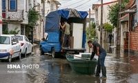 عبور و مرور با قایق در مناطق سیل‌زده‌ آستارا