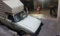 زمین دهان باز کرد و وانت بار را بلعید