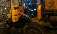 برخورد کامیون با پایه پل عابر در بزرگراه بسیج