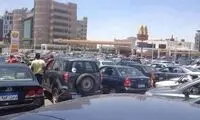 عکس: صف بنزین همراه با انواع سرگرمی!
