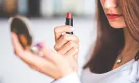 10 تلاش آرایشی خانم‌ها که هیچ جذابیتی برای آقایان ندارد