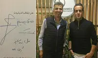 امضای یادگاری عادل فردوسی‌پور برای علی کریمی