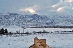 آرامگاه کوروش در آستانه شب یلدا سفیدپوش شد