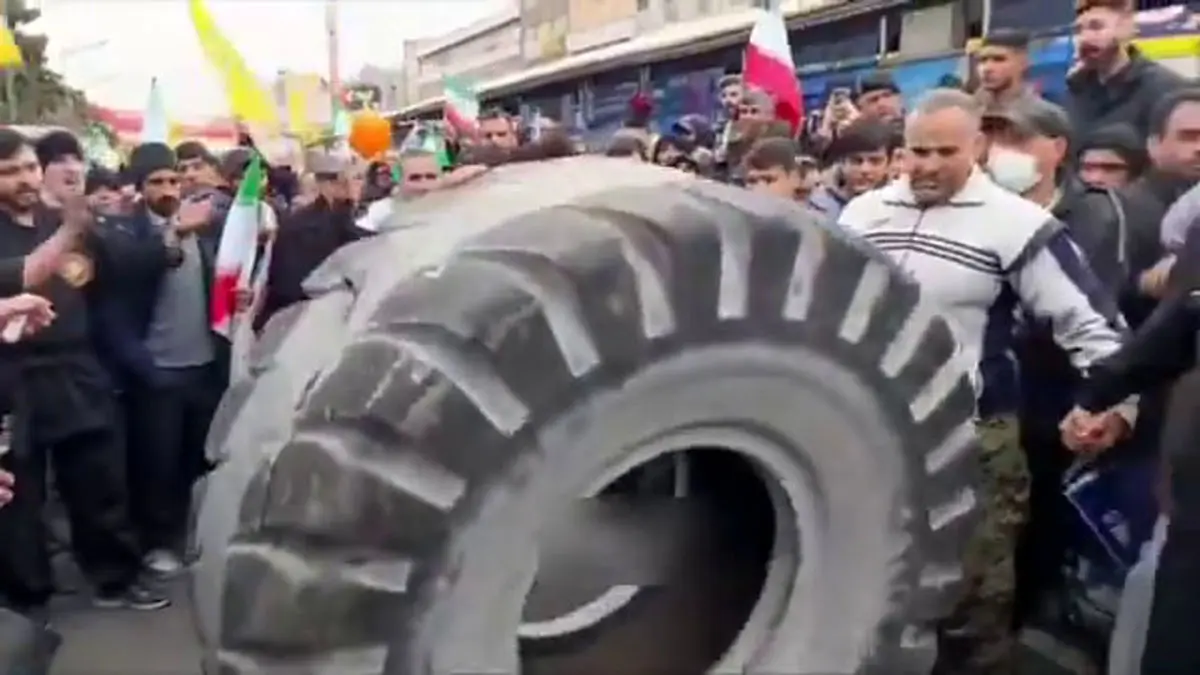 برگزاری مسابقه مردان آهنین در راهپیمایی 22 بهمن