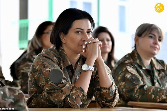 همسر نخست‌وزیر ارمنستان دست به اسلحه شد