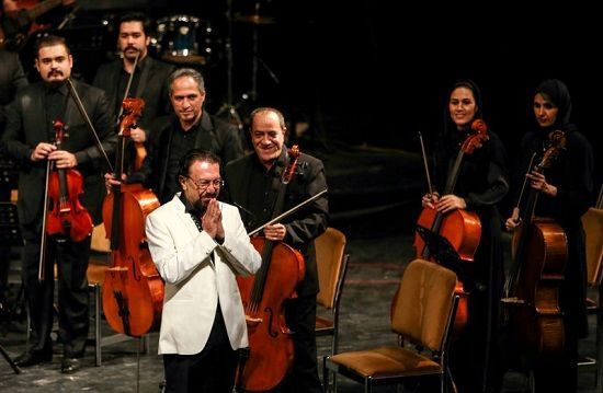 مهدی یغمایی خواننده مهمان ارکستر چشم‌آذر