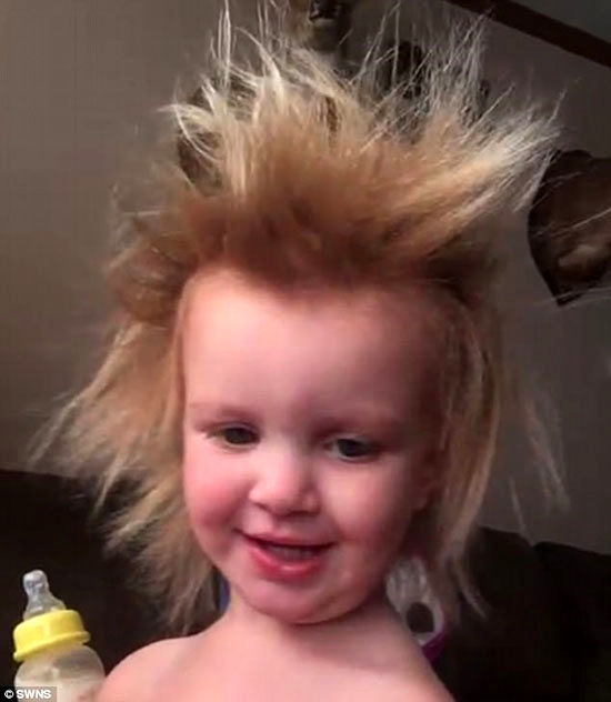 دختربچه ۲ ساله، صاحب عجیب‌ترین موهای دنیا!